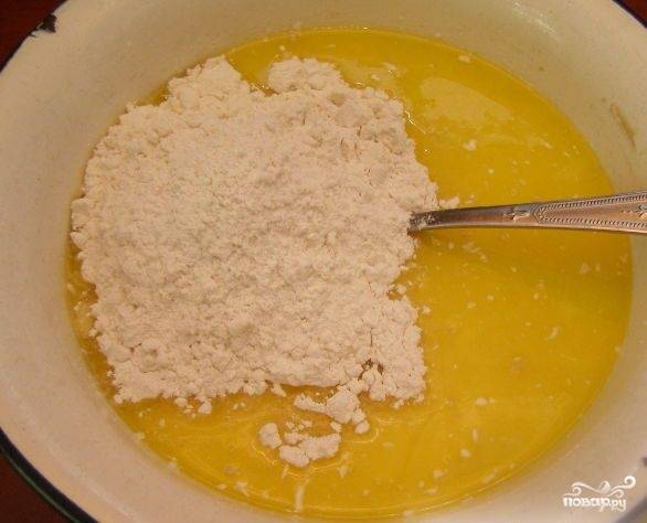 3. Затем добавьте кефир, соль и уже остывший растопленный маргарин, а также муку. Начинайте замешивать тесто.