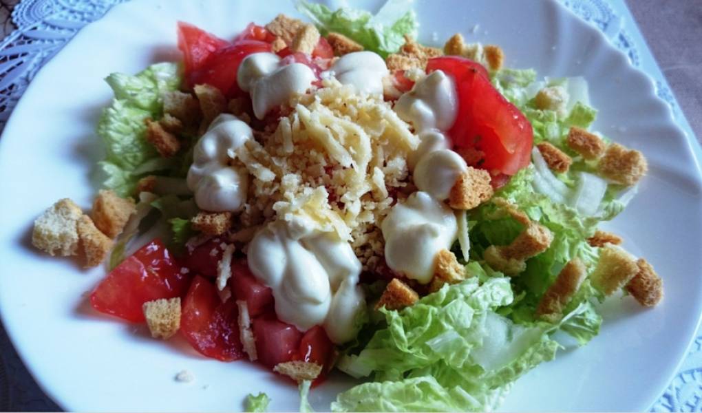 3. А дальше посыпаем гренками и тертым сыром, поливаем соусом, посыпаем по желанию итальянскими травами. Готово!