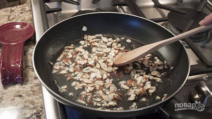 1. Растопите на сковороде сливочное масло. Выложите орехи (в данном случае миндаль, но можно взять любые) и поджарьте пару минут. Параллельно включите духовку, чтобы она разогревалась до 200 градусов. 