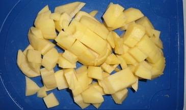 Картофель режем средними кубиками, укладываем в горшочки.