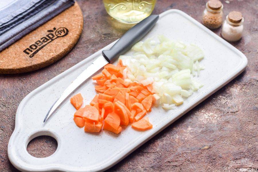 Лук и морковь очистите, сполосните, просушите. Нарежьте овощи небольшими кубиками.