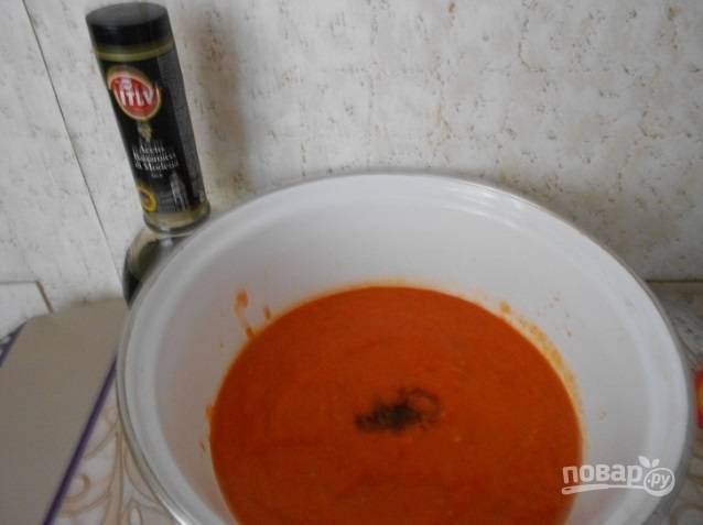 Измельчите запечённые овощи в блендере. Перелейте их в кастрюлю, добавив винный уксус, бульон и томатный соус. Доведите суп до кипения, а затем варите его в течение 5 минут.