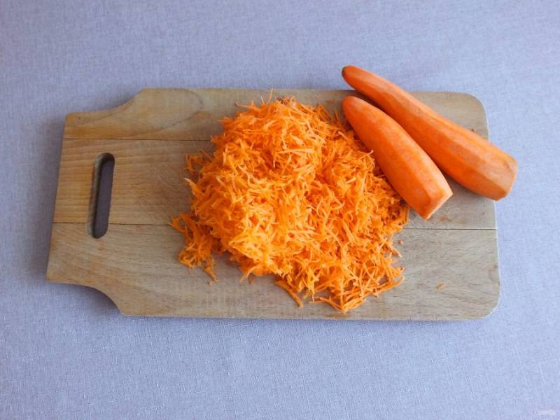 Пока подходит тесто, сделайте начинку. Натрите морковь на мелкой терке.