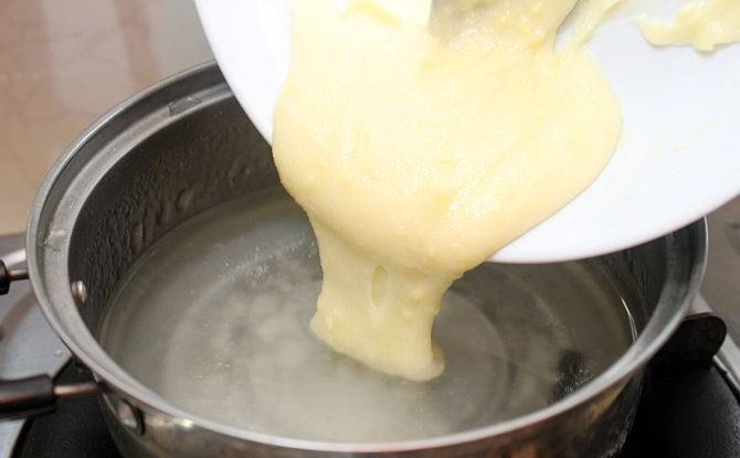 5. Когда желатин полностью растворился в кастрюлю добавить творожно-сахарную смесь и тщательно перемешать. 