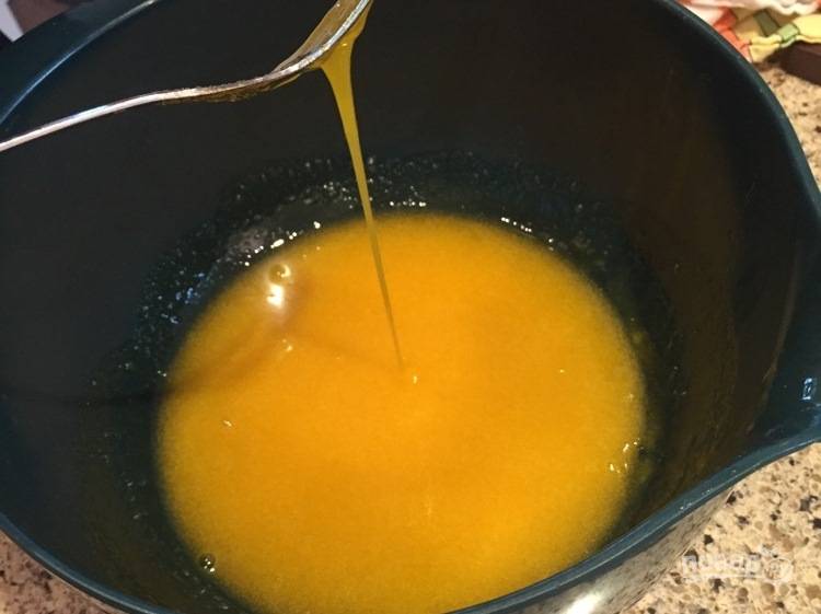 1. В одной емкости смешайте яичные желтки с сахаром и взбейте до светлой пены.