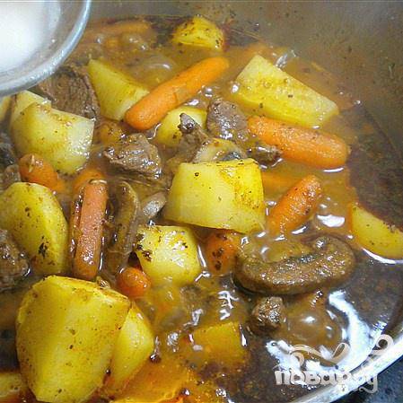 Объединить картофель с овощами и мясом. Готовить еще несколько минут.