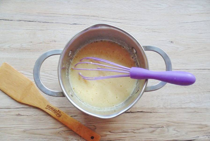 Снимите кастрюлю с плиты и влейте яйца с сахаром, перемешайте.