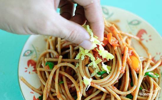 8. Спагетти с помидорами и чесноком в домашних условиях перед подачей посыпать сыром и украсить свежей зеленью.