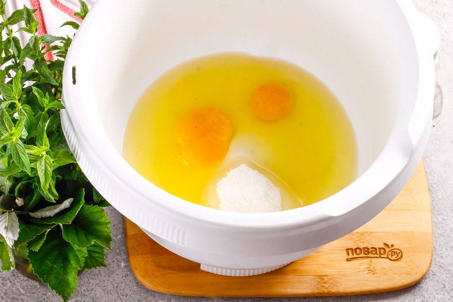 Куриные яйца вбейте в глубокую емкость, всыпьте туда же 1 ст. сахара и соль. Взбейте все в течение 3-5 минут до увеличения массы в три раза.