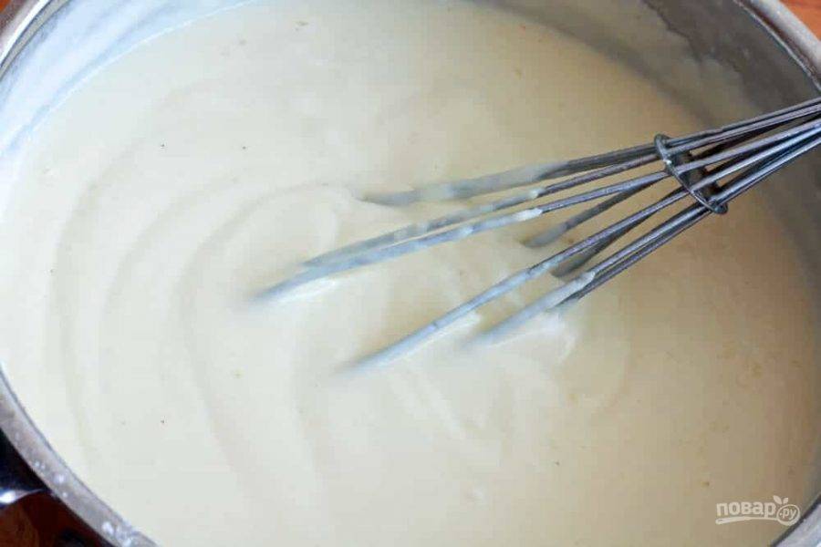 3.	Добавьте мускатный орех, соль и тертый сыр, перемешайте. Варите соус еще 1-2 минуты и снимите с огня.