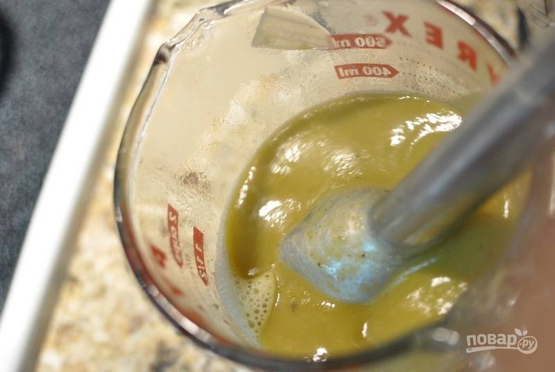 4.	Смешайте оставшиеся 2 стакана бульона со сметаной, стаканом жидкости из кастрюли, где варятся овощи и бальзамическим уксусом, перемешайте с помощью блендера. Получившуюся массу влейте обратно в кастрюлю.