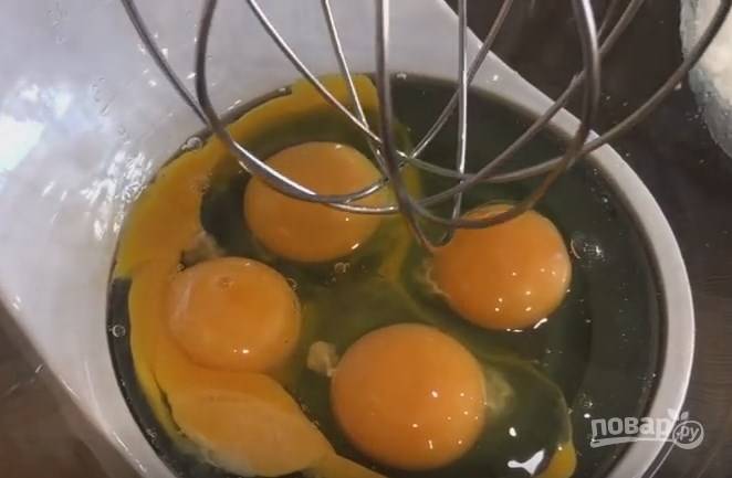 4. Взбейте 3 яйца и 2 желтка. Оставшиеся 2 белка поставьте в холод. 