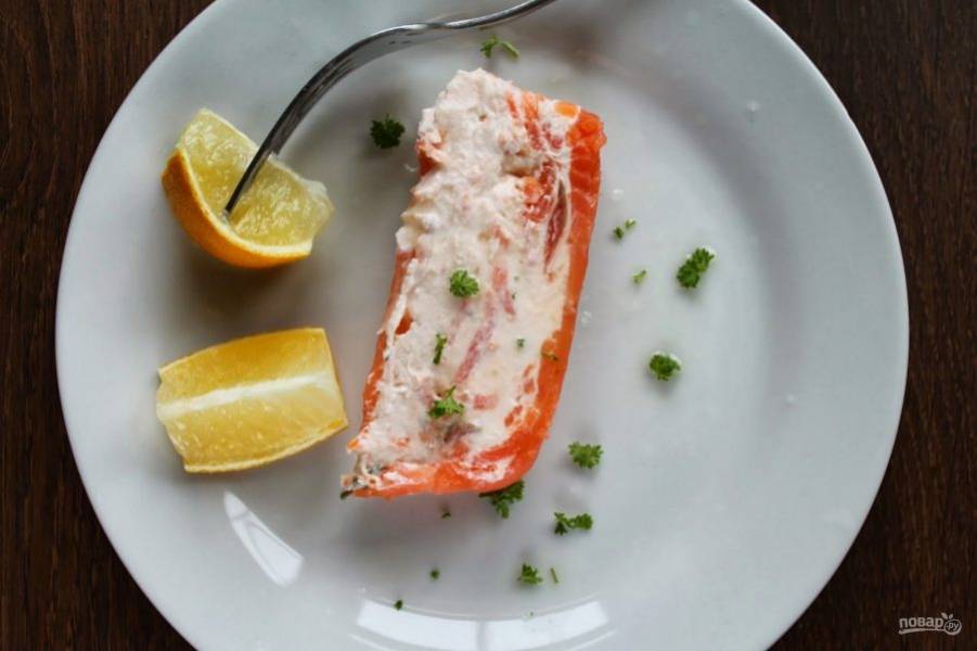 Нарезайте нашу прекрасную рыбную закуску кусочками и подавайте к столу, украсив дольками лимона.