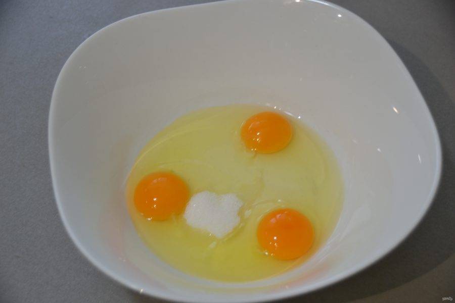 Вбейте в миску яйца, добавьте соль и сахарный песок.