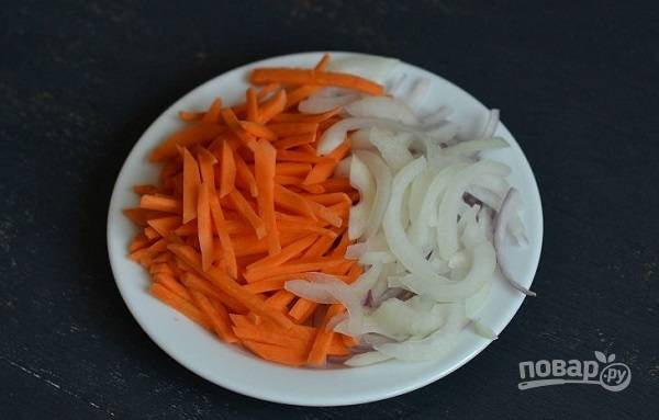 1. Очистите и нарежьте лук с морковью. 