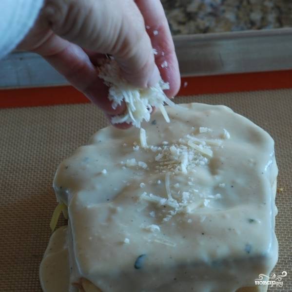Посыпаем пармезаном.