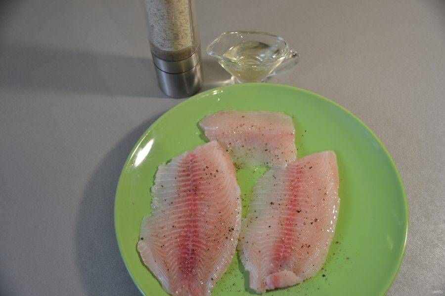Смажьте рыбу растительным маслом с обеих сторон, посолите и поперчите на свой вкус.