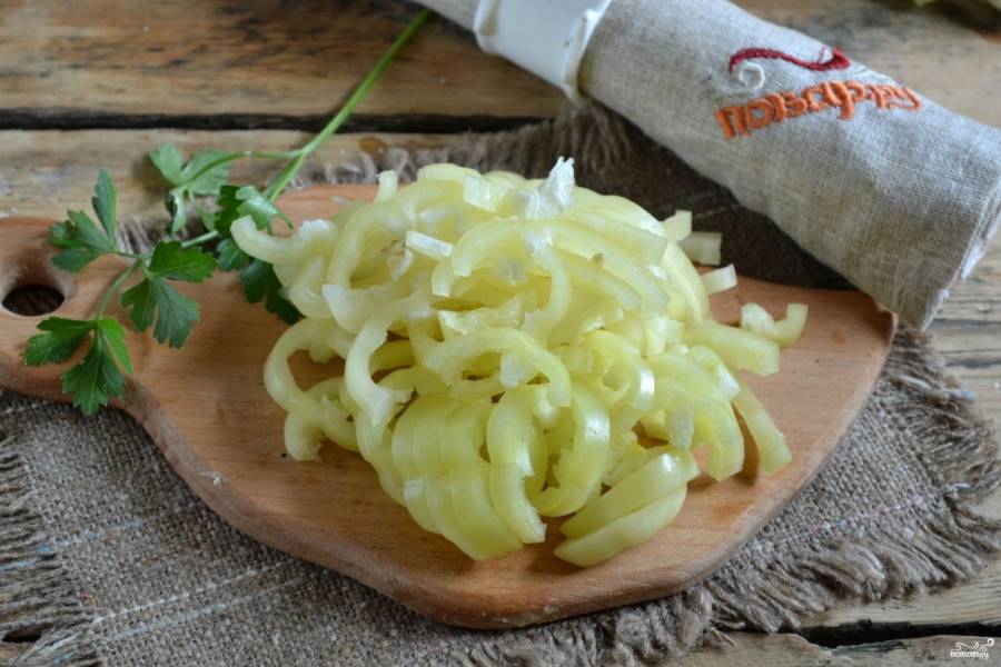 Болгарский перец разрежьте пополам, удалите серединку с семенами и плодоножки. Нарежьте соломкой.