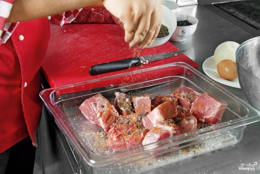 2. В миску отправляем нарезанные куски мяса, солим, перчим, добавляем паприку, базилик и чабер. 