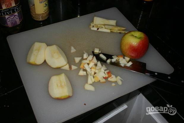 1.	Яблоки мою, разрезаю каждое пополам, вычищаю семена и нарезаю небольшими кусочками.