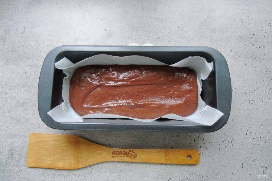 Возьмите форму для кексов и выложите коричневое тесто.