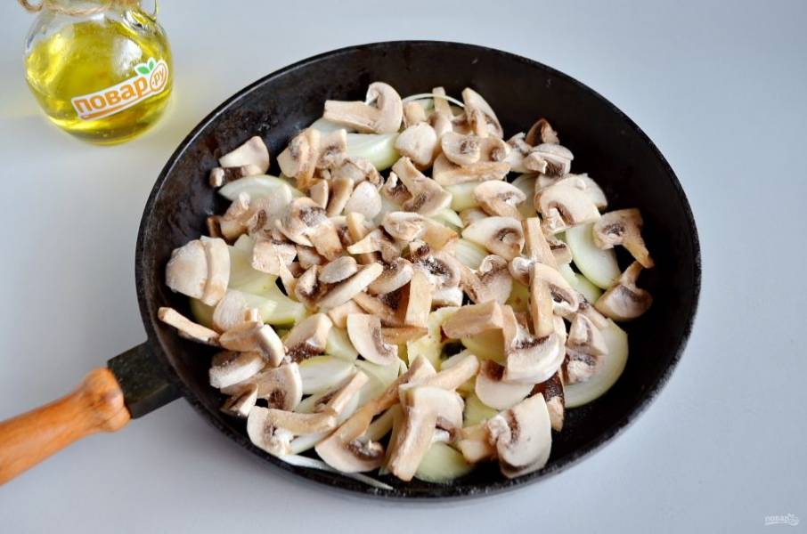 2. Порежьте лук полукольцами, обжарьте пару минут на растительном масле. Добавьте грибы, жарьте все до готовности, в конце влейте соевый соус (1 ст.л), дайте ему выпариться.