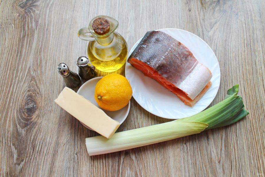 Запеченная форель с помидорами, луком и сыром в духовке