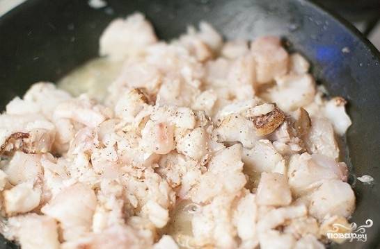 Помойте и обсушите треску. Далее порежьте её на кубики. Поджарьте её на другой сковороде со сливочным маслом (в течение трёх минут). Потом поперчите и совсем немного добавьте соли, после чего перемешайте рыбу с капустой.