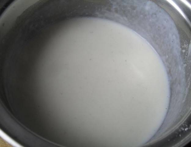 Небольшими порциями вливаем в масляно-мучную смесь молоко и размешиваем, чтобы не образовывались комочки. Солим и перчим. Убираем с огня, как только смесь закипит.
