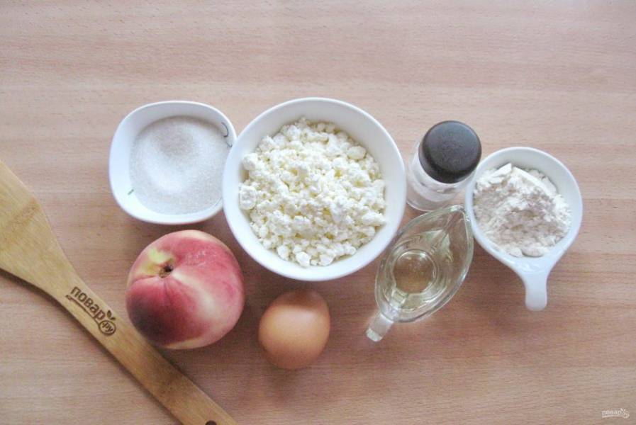 Подготовьте ингредиенты для приготовления сырников с персиками.