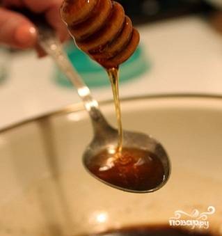 4. К жидким ингредиентам добавьте мед. 