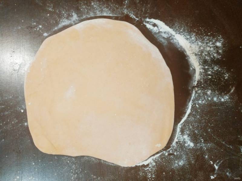 Когда тесто отдохнёт, отделите от него третью часть и раскатайте в пласт толщиной 0.5 см. 