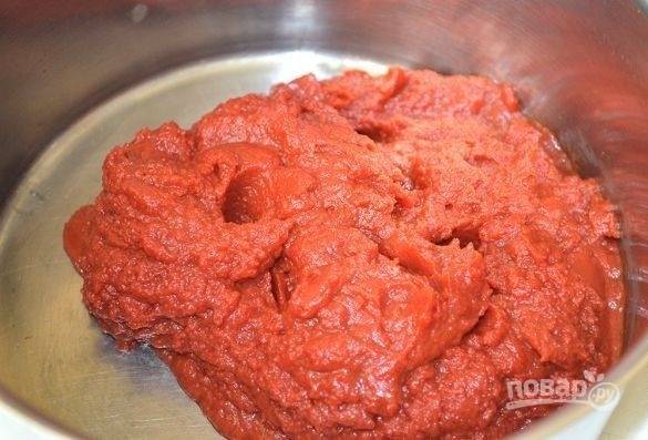 1.	Любую томатную пасту переложите в кастрюлю, где будете готовить.