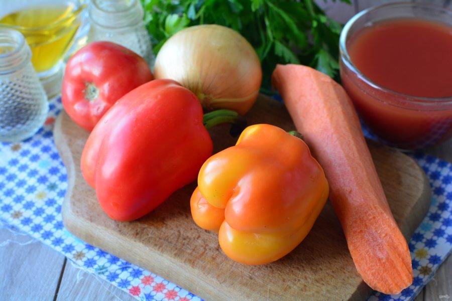 Подготовьте ингредиенты для приготовления перца фаршированного овощами в томатном соке.