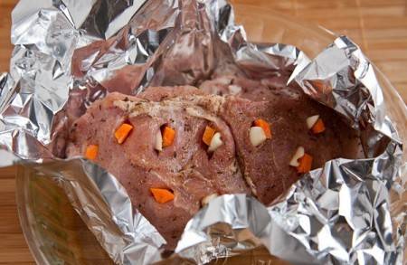 4. Заворачиваем мясо в фольгу и отправляем в разогретую до 180 градусов духовку на 1,5 часа, но спустя 20 минут огонь следует уменьшить. После выпекания даем ему немного остыть.