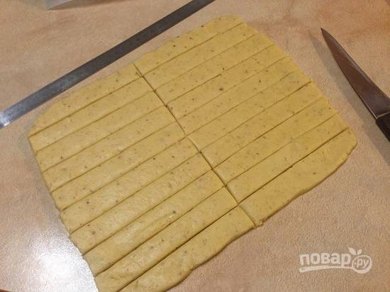 Раскатываем тесто в прямоугольный пласт толщиной 7-8 мм, это будет легко, ведь тесто мягкое и с ним удобно работать. Размер пласта примерно 28 см на 20. И нарезаем пласт на 20 полосок.