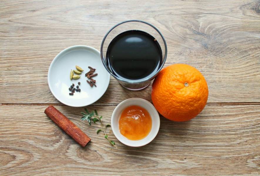 Подготовьте все необходимые ингредиенты для приготовления глинтвейна с апельсином от простуды. Апельсин тщательно вымойте в горячей воде мягкой щеточкой и вытрите.