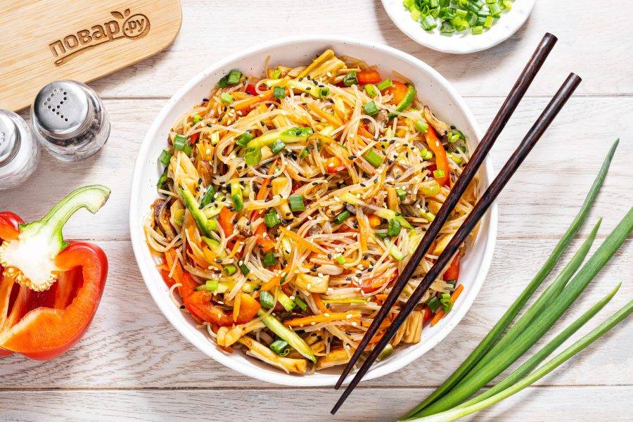Выложите фунчозу с вешенками и овощами в тарелку для подачи. Сверху посыпьте обжаренным кунжутом. Фунчоза с вешенками и овощами готова, приятного вам аппетита!