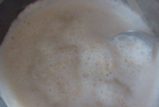 Итак, наливаем молоко (или смесь молока с водой) в кастрюльку и доводим до кипения. Постоянно помешивая кипящую жидкость, всыпаем в кастрюльку геркулесовые хлопья. 
