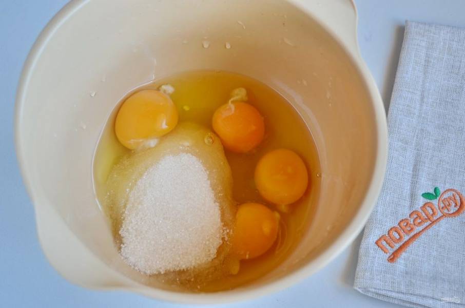 2. Яйца с сахаром взбейте миксером до образования пышной плотной пены.