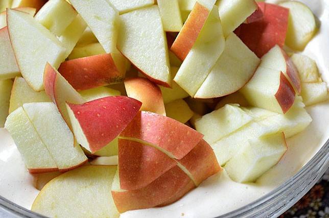 Шарлотка с яблоками в мультиварке: 3 рецепта