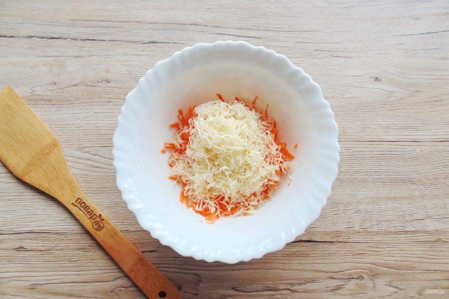 Любой твердый сыр по вашему вкусу натрите на мелкой терке. Добавьте к моркови.