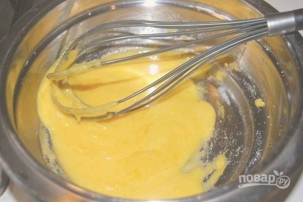 1.	Сначала приготовьте заварной крем: на плите нагрейте молоко со стручком ванили, разрезанным надвое по длине. В миске взбейте яичные желтки с сахаром.
