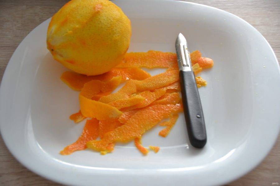 Острым ножом или специальным ножом для чистки овощей срежьте с апельсинов цедру.