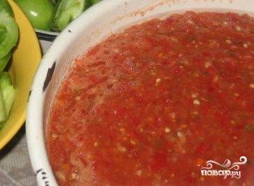 Красные помидоры, острый и сладкий перец помойте и прокрутите через мясорубку вместе с очищенным чесноком. Потом добавьте хмели-сунели, соль, растительное масло, все перемешайте.