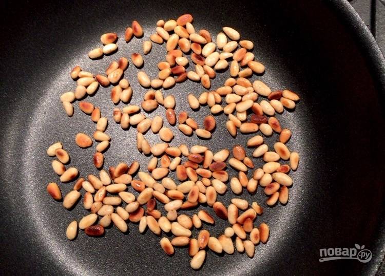 5.	Кедровые орешки обжарьте до золотистого цвета и уберите их со сковороды.