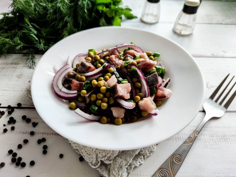 Салат из селедки с горошком — рецепт с фото пошагово