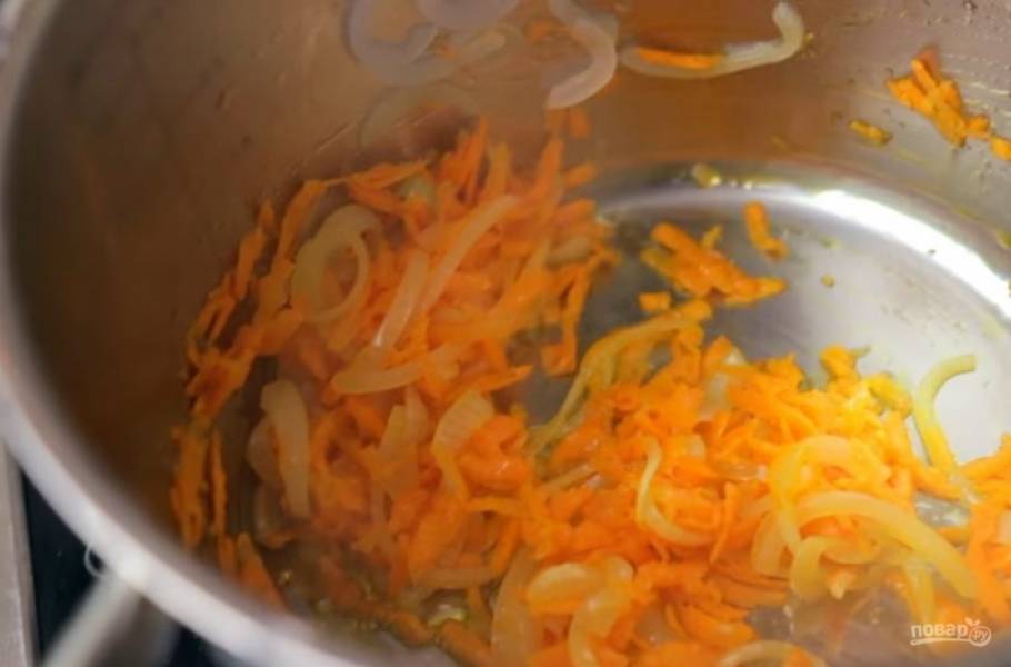 1. На небольшом количестве растительного масла обжарьте в кастрюле мелко нарезанный лук. Далее добавьте к нему натертую морковь и обжарьте до мягкости моркови. 
