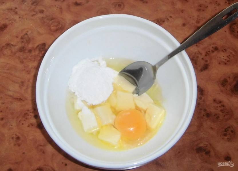 2.	Масло нарезаю кусочками и растапливаю в микроволновой печи, вбиваю к нему яйцо, добавляю ваниль по вкусу и сахарную пудру.