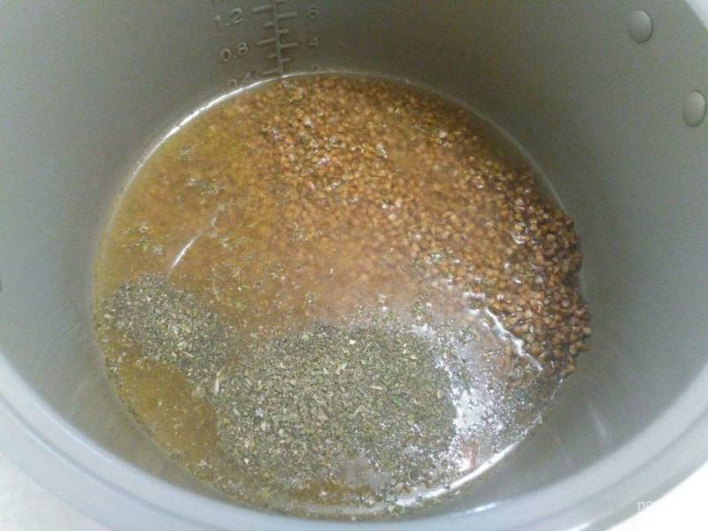Влейте воду в обжаренную крупу, добавьте соль и специи, доведите воду до кипения (можно продолжать готовить в режиме "Жарка").